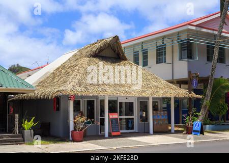 Il centro informazioni per i visitatori ad Avarua, Rarotonga, Isole Cook, con un tradizionale tetto di paglia Polinesiana Foto Stock
