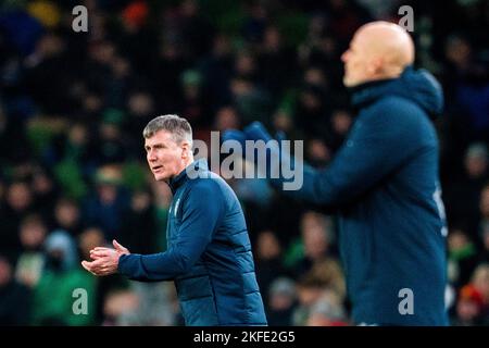 Dublino, Irlanda 20221117. L'allenatore irlandese Stephen Kenny e il team manager norvegese Staale Solbakken durante la partita di calcio internazionale privata tra Irlanda e Norvegia allo stadio Aviva di Dublino. Foto: Fredrik Varfjell / NTB Foto Stock