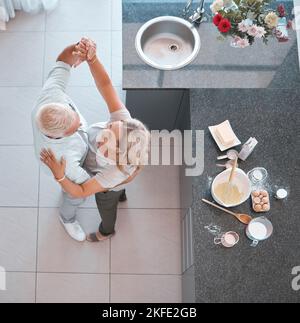 Vista dall'alto, coppia o balli in cucina della casa o della casa e ingredienti per la cottura sul banco per la colazione, dolci o dessert di pasticceria Foto Stock