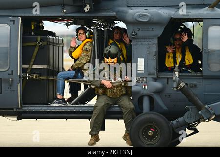 I coniugi militari si muovono mentre tassano all'interno di un elicottero HH-60G a forma di nave Hawk durante il volo del coniuge 129th Rescue Wing, il 11 settembre 2022, presso la base della Guardia Nazionale di Moffett Air vicino a Mountain View, California. I voli orientativi hanno creato un maggiore collegamento tra i membri della famiglia e l'ala, fornendo al contempo all'equipaggio un addestramento su come lavorare con passeggeri non militari. Foto Stock