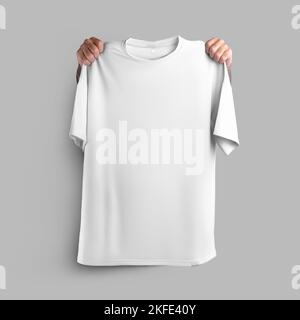 Mockup di t-shirt oversize bianca, abiti tenuti in mano da spalle, vista frontale, per il design, modello, per la pubblicità in negozio online. Modello di sp Foto Stock