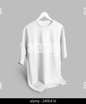 Beffa di una t-shirt bianca oversize con scollo rotondo appeso a un appendiabiti con il fondo rivolto verso l'alto, isolato sullo sfondo, vista frontale. Bianco cl Foto Stock