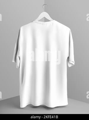Beffa di una t-shirt bianca oversize appesa a un appendiabiti sopra un cubo, vista posteriore, con spazio per il design, il motivo, l'annuncio del negozio online. Modello di stile Foto Stock