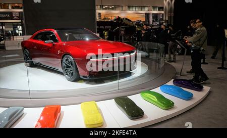 Los Angeles, Stati Uniti. 17th Nov 2022. I visitatori guardano un'auto durante un'anteprima dei media al Los Angeles Auto Show 2022 di Los Angeles, negli Stati Uniti, 17 novembre 2022. Il salone sarà aperto al pubblico da venerdì a novembre 27. Credit: Zeng Hui/Xinhua/Alamy Live News Foto Stock