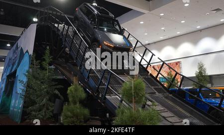 Los Angeles, Stati Uniti. 17th Nov 2022. Un visitatore prova un SUV durante un'anteprima dei media al Los Angeles Auto Show 2022 di Los Angeles, Stati Uniti, 17 novembre 2022. Il salone sarà aperto al pubblico da venerdì a novembre 27. Credit: Zeng Hui/Xinhua/Alamy Live News Foto Stock