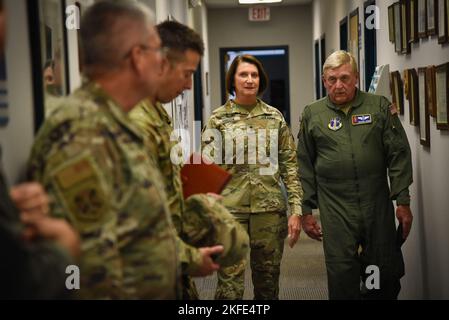 SHERYL Gordon visita gli airmen della 117th Air Refuging Wing presso la Sumpter Smith Joint National Guard base, Ala., 11 settembre 2022. Foto Stock