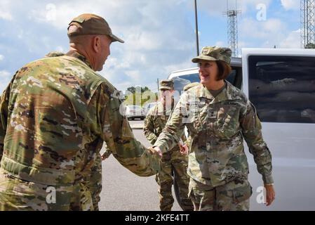 SHERYL Gordon visita gli airmen della 117th Air Refuging Wing presso la Sumpter Smith Joint National Guard base, Ala., 11 settembre 2022. Foto Stock