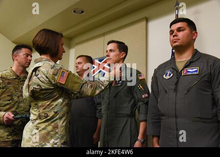 SHERYL Gordon visita gli airmen della 117th Air Refuging Wing presso la Sumpter Smith Joint National Guard base, Ala., 11 settembre 2022. Foto Stock