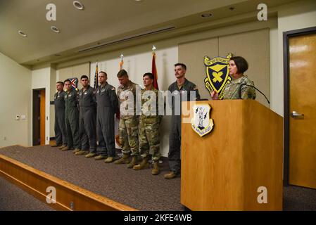 SHERYL Gordon visita gli airmen della 117th Air Refuging Wing presso la Sumpter Smith Joint National Guard base, Ala., 11 settembre 2022. Foto Stock