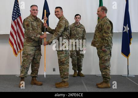 Maestro capo Sgt. Allan Lawson accetta la Washington Air National Guard Guidon di Brig. Gen. Gent Welsh, Comandante della Guardia Nazionale aerea di Washington durante la cerimonia del Cambio di responsabilità, 11 settembre 2022, a Camp Murray. Come Capo Maestro Sgt. Lawson diventa il nuovo capo del comando statale della Guardia Nazionale aerea di Washington, sta sostituendo il capo maestro Sgt. Marvin Boyd che andrà in pensione il mese prossimo. Foto Stock