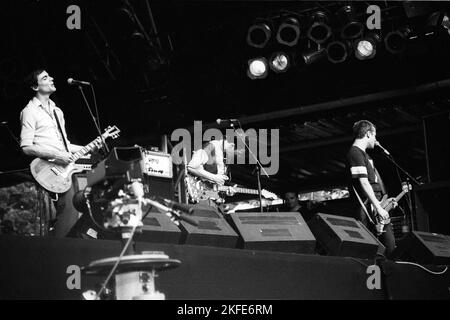 WEEZER, NME STAGE, GLASTONBURY 1995: Brian Bell (maglietta), Rivers Cuomo (chitarra e maglia da calcio) e il bassista originale Matt Sharp (maglia n. 7) dei Weezer suonano il secondo stadio NME al Glastonbury Festival, Pilton Farm, Somerset, Inghilterra, giugno 1995. Nel 1995 il festival ha celebrato il suo 25 ° anniversario. Foto: ROB WATKINS. INFO: Weezer è un gruppo musicale statunitense formatosi nel 1992, noto per le loro melodie accattivanti e i testi eccentrici. Con successi come "Buddy Holly" e "Island in the Sun", hanno guadagnato una base di fan devoti e una significativa influenza nell'alternative rock. Foto Stock