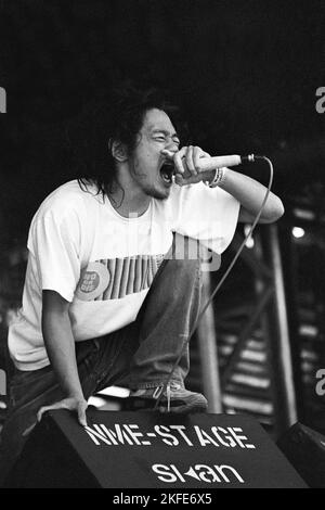 YAMATAKA EYE, THE BOREDOMS, GLASTONBURY 95: The Legendary Yamataka Eye (vero nome Tetsuro Yamatsuka) del supergruppo giapponese The BorFreedom suonano il secondo stadio NME al Glastonbury Festival, Pilton Farm, Somerset, Inghilterra, giugno 1995. Nel 1995 il festival ha celebrato il suo 25 ° anniversario. Foto: ROB WATKINS. INFO: The BorFreedom sono un gruppo musicale rock giapponese, formatosi nel 1986. Conosciuti per il loro stile avanguardista ed eclettico, fondono rumore, psichedelia e musica elettronica, guadagnandosi una reputazione per le loro innovative e intense esibizioni dal vivo. Foto Stock