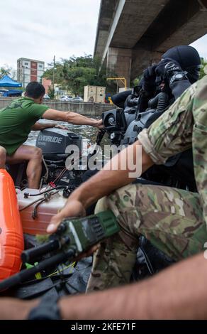 Membri del servizio del Brasile con il Gruppamento de Mergulhadores de Comabte, Marinha do Brasil (Gruppo di combattimenti della Marina Brasiliana), E un SIGILLO della Marina degli Stati Uniti assegnato a un Naval Special Operations Team, siediti in un Combat Rubber RAID Craft mentre si preparano per l'inserimento in una missione di immersione multinazionale durante l'esercizio UNITAS LXIII a Rio de Janeiro, 12 settembre 2022. UNITAS è l'esercizio marittimo multinazionale annuale più lungo al mondo, che si concentra sul miglioramento dell'interoperabilità tra più nazioni e forze congiunte durante le operazioni litorali e anfibie per costruire sulla base della parità regionale esistente Foto Stock