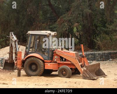 escavatore bulldozer parcheggiato dopo un lavoro in cantiere Foto Stock