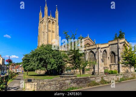 La chiesa parrocchiale di St Cuthbert ha un'impressionante torre a Wells, Somerset, Inghilterra, Regno Unito Foto Stock