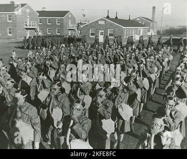 Membri del corpo ausiliario dell'esercito delle donne che indossano maschere a gas e le testano per una corretta regolazione durante un esercizio, First Women's Army Auxiliary Corps Training Center, 1943. Foto Stock