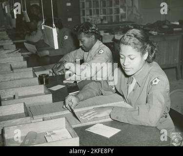 I membri del corpo militare delle donne che identificano la posta indirizzata in modo errato per i soldati, Post Locator Department, Camp Breckinridge, 1943. Foto Stock