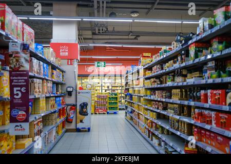 Parigi, Francia - 11 novembre 2022 : vari scaffali con vari prodotti in un supermercato francese Foto Stock