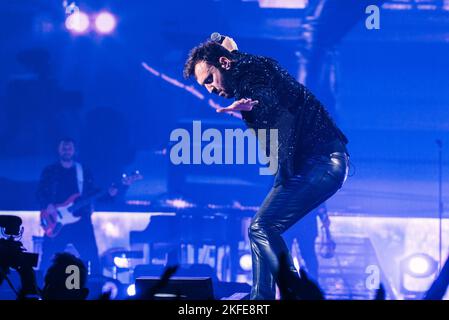 Milano, Italia. 17th Nov 2022. Cesare Cremonini in scena durante Cesare Cremonini, cantante italiana Concerto di Musica a Milano, Italia, Novembre 17 2022 Credit: Independent Photo Agency/Alamy Live News Foto Stock