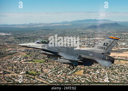 Un F-16 assegnato alla 162nd Wing, Morris Air National Guard base, Tucson, Ariz., sorvola il cielo durante una recente missione di addestramento. La Morris ANG base ospita la principale unità di addestramento del pilota da combattimento F-16 della Guardia nazionale aerea, la 162nd Wing. E' una delle più grandi ali ANG del paese e risiede vicino all'Aeroporto Internazionale di Tucson. L'ala condivide l'uso della pista, della sicurezza e del controllo antincendio con l'aeroporto. I guardiani forniscono forze pronte a sostegno delle autorità civili e delle operazioni in tempo di guerra. Foto Stock