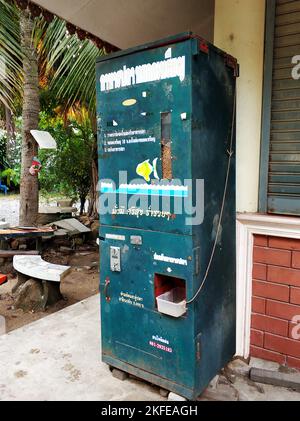 Distributore automatico che vende pesce vicino al lago in un parco cittadino. Samui, Tailandia - 02.05.2020 Foto Stock