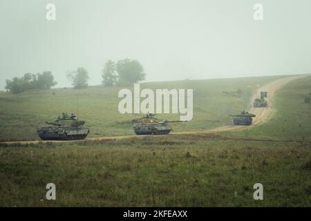 Soldati italiani assegnati a 4th serbatoio Regiment di Garibaldi Brigata d'Italia tirare la sicurezza durante le manovre in FV4034 serbatoi Challenger 2 durante esercizio Saber Junction 22 presso Hohenfels Training Area, Joint multinazionale Readiness Center (JMRC) a Hohenfels, Germania, 12 settembre 2022. Saber Junction 22 è una rotazione di addestramento al combattimento progettata per valutare la prontezza dell'IBCT 173rd (ABN) nell'esecuzione delle operazioni in un ambiente congiunto e combinato e per promuovere l'interoperabilità con le nazioni alleate e partner partecipanti. (Foto dell'esercito degli Stati Uniti di SPC. Nicko Bryant Jr.) Foto Stock