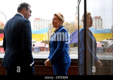 Berlino, Germania. 18th Nov 2022. Franziska Giffey (SPD), sindaco di Berlino, incontra Oleksii Makeiev, ambasciatore dell'Ucraina in Germania, in occasione della sua visita inaugurale al Municipio Rosso. Credit: Britten/dpa/Alamy Live News Foto Stock
