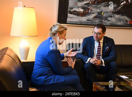 Berlino, Germania. 18th Nov 2022. Franziska Giffey (SPD), sindaco di Berlino, incontra Oleksii Makeiev, ambasciatore dell'Ucraina in Germania, in occasione della sua visita inaugurale. Credit: Britten/dpa/Alamy Live News Foto Stock