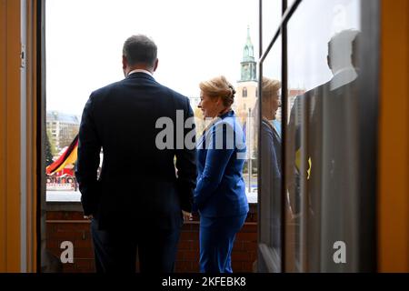Berlino, Germania. 18th Nov 2022. Franziska Giffey (SPD), sindaco di Berlino, incontra Oleksii Makeiev, ambasciatore dell'Ucraina in Germania, in occasione della sua visita inaugurale al Municipio Rosso. Credit: Britten/dpa/Alamy Live News Foto Stock