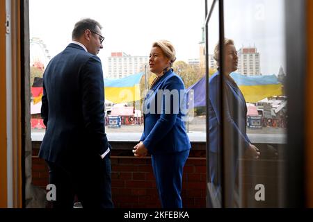 Berlino, Germania. 18th Nov 2022. Franziska Giffey (SPD), sindaco di Berlino, incontra Oleksii Makeiev, ambasciatore dell'Ucraina in Germania, in occasione della sua visita inaugurale al Municipio Rosso. Credit: Britten/dpa/Alamy Live News Foto Stock