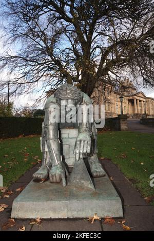 una scultura che si erge sui terreni della galleria d'arte moderna di edimburgo Foto Stock