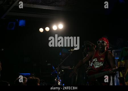 17 novembre 2022, Solana Beach, CA, Stati Uniti d'America: Amlak Tafari of Steel Pulse suona alla Taverna Belly Up giovedì 17 novembre a Solana Beach, Calif (Credit Image: © Rishi Deka/ZUMA Press Wire) Foto Stock