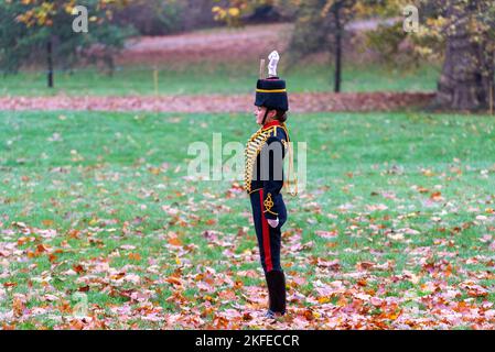 Soldato femminile della truppa dei Re, Royal Horse Artillery che si prepara per un saluto di 41 pistola per il compleanno di Re Carlo III a Green Park, Londra, Regno Unito. Foto Stock