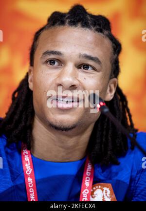 DOHA - Qatar, 18/11/2022, Nathan Ake of Holland durante un momento mediatico della nazionale olandese presso il complesso formativo dell'Università del Qatar il 18 novembre 2022 a Doha, Qatar. La nazionale olandese si sta preparando per la partita di apertura durante la Coppa del mondo in Qatar contro il Senegal. ANP KOEN VAN WEEL Foto Stock