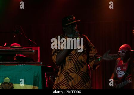 17 novembre 2022, Solana Beach, CA, Stati Uniti d'America: Selwyn Brown, left, e Amlak Tafari of Steel Pulse si esibiscono alla Tavern Belly Up giovedì 17 novembre a Solana Beach, Calif (Credit Image: © Rishi Deka/ZUMA Press Wire) Foto Stock