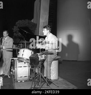 Gene Krupa. Batterista jazz americano, bandleader e compositore. Nato il 15 1909 gennaio, morto il 16 1973 ottobre. Era noto per le sue prestazioni con energia e maestria. Krupa è considerato 'il padre fondatore del drumset moderno' dalla rivista moderna del batterista. Fu il primo batterista introdotto nella moderna sala di fama 1978. Nella foto mentre si esibisce a Stoccolma Svezia nel luglio 1952 Conard Ref 2073 Foto Stock