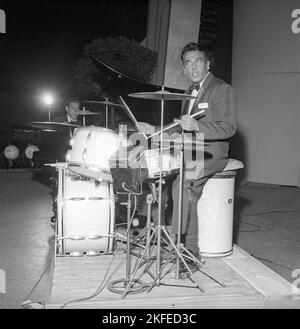 Gene Krupa. Batterista jazz americano, bandleader e compositore. Nato il 15 1909 gennaio, morto il 16 1973 ottobre. Era noto per le sue prestazioni con energia e maestria. Krupa è considerato 'il padre fondatore del drumset moderno' dalla rivista moderna del batterista. Fu il primo batterista introdotto nella moderna sala di fama 1978. Nella foto mentre si esibisce a Stoccolma Svezia nel luglio 1952 Conard Ref 2073 Foto Stock