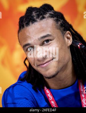 DOHA - Qatar, 18/11/2022, Nathan Ake of Holland durante un momento mediatico della nazionale olandese presso il complesso formativo dell'Università del Qatar il 18 novembre 2022 a Doha, Qatar. La nazionale olandese si sta preparando per la partita di apertura durante la Coppa del mondo in Qatar contro il Senegal. ANP KOEN VAN WEEL Foto Stock