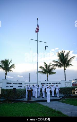 220912-N-IW125-1074 KEY WEST, Fla. (12 settembre 2022) Selectes, Chief Petty Officer della Marina degli Stati Uniti e Naval Air Station Key West Fire Department organizzano una cerimonia di commemorazione del 9/11 presso il Boca Chica Field del NAS Key West, 12 settembre 2022. La Naval Air Station Key West è la struttura all'avanguardia per gli aerei da combattimento di tutti i servizi militari, fornisce un supporto da piero di classe mondiale alle navi navali statunitensi e straniere ed è il principale centro di addestramento per le operazioni militari di superficie e di superficie. Foto Stock