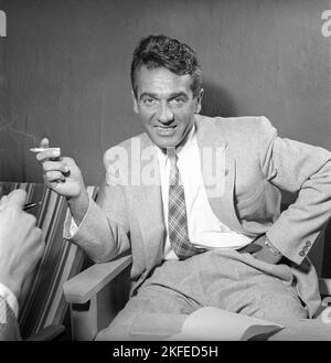 Gene Krupa. Batterista jazz americano, bandleader e compositore. Nato il 15 1909 gennaio, morto il 16 1973 ottobre. Era noto per le sue prestazioni con energia e maestria. Krupa è considerato 'il padre fondatore del drumset moderno' dalla rivista moderna del batterista. Fu il primo batterista introdotto nella moderna sala di fama 1978. Nella foto mentre si esibisce a Stoccolma Svezia nel luglio 1952 Conard Ref 2073 Foto Stock