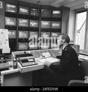 Sicurezza metropolitana nella 1970s. L'alimentazione proveniente dalle telecamere di sorveglianza della metropolitana viene monitorata. Un uomo nella sala di controllo ha molti monitor diversi di fronte a lui e il suo lavoro è quello di avvisare la sicurezza, la polizia o l'ambulanza se vede qualcosa che accade. Svezia 1970s. Kristoffersson Foto Stock