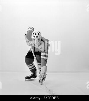 Hockey su ghiaccio negli anni '1960s. Un giovane uomo che indossa i decadi popolari vestiti e attrezzatura da hockey su ghiaccio. Svezia 1960 Foto Stock