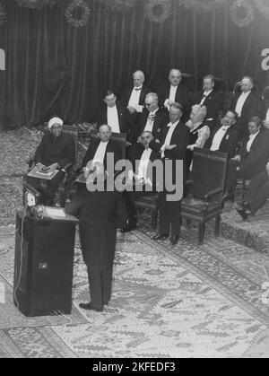 Sinclair Lewis. Scrittore e drammaturgo americano. Nato il 7 1885 febbraio - gennaio 10 1951. Divenne il primo scrittore statunitense a ricevere il Premio Nobel per la letteratura. È meglio conosciuto per i suoi romanzi Main Street, Babbitt, Arrowsmith, Elmer Gantry, Dodsworth e non può accadere qui. Foto in piedi tra durante la cerimonia del Nobile Prezzo in letteratura nel 1930. Nella foto anche: Chandrasekhara Raman, Hans Fischer, Karl Landsteiner, Selma Lagerlöf, Gustaf Dalén. Foto Stock