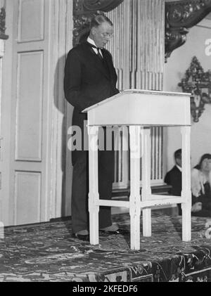 Sinclair Lewis. Scrittore e drammaturgo americano. Nato il 7 1885 febbraio - gennaio 10 1951. Divenne il primo scrittore statunitense a ricevere il Premio Nobel per la letteratura. È meglio conosciuto per i suoi romanzi Main Street, Babbitt, Arrowsmith, Elmer Gantry, Dodsworth e non può accadere qui. Nella foto, quando si dà una speach in connessione con lui ricevendo il Nobile Prezzo in letteratura 1930. Foto Stock