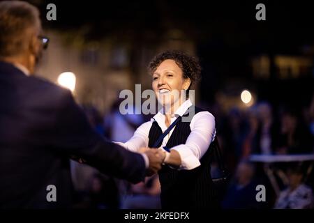 Due membri locali della comunità olandese ballano alla musica della 101st Airborne Division (Air Assault) Band durante la loro esibizione per onorare i veterani della seconda guerra mondiale e la popolazione olandese durante i 78th anni di commemorazione dell'Operation Market Garden a Sint-Oedenrode, Paesi Bassi, 12 settembre 2022. Mentre i soldati della 101st Divisione Airborne (Air Assault) commemorano il Market Garden 78, il 101st continuerà a rimanere impegnato per la difesa collettiva e la sicurezza cooperativa accanto ad alleati e partner europei. Foto Stock