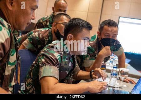 Un team di personale Tentara Nasional Indonesia (TNI, forze armate indonesiane) analizza i dati di intelligenza nozionale durante l'esercizio Gema Bhakti 22, 12 settembre 2022, Jakarta, Indonesia. Gema Bhakti 22 è un evento del programma di esercizi congiunto del comando Indo-Pacific degli Stati Uniti, che utilizza le forze armate statunitensi e TNI collaborando per aumentare l'interoperabilità e migliorare la stabilità e la sicurezza regionale attraverso partnership bilaterali e multilaterali. Foto Stock