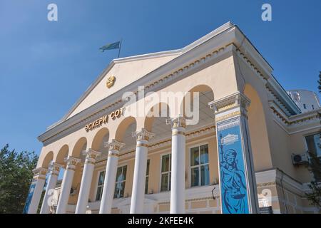 Facciata di un tribunale, costruito in stile greco Revival con colonne e frontone. Ad Astana, Nur Sultan, Kazakhstan. Foto Stock