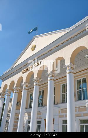 Facciata di un tribunale, costruito in stile greco Revival con colonne e frontone. Ad Astana, Nur Sultan, Kazakhstan. Foto Stock