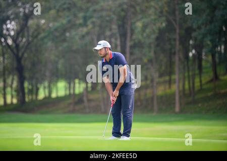 Chiang Rai, THAILANDIA. 18th Novembre 2022. Thitipan Pachuayprakong of THAILAND putts out on hole 1 durante il 2nd° round The All Thailand Golf Tour 23rd Singha Thailand Masters al Santiburi Country Club di Chiang Rai, THAILANDIA. Pachuayprakong chiuderà con un Five-Under 67 per prendere una quota del lead su 11-under par. Credito: Jason Butler/Alamy Live News. Foto Stock