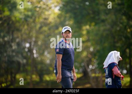 Chiang Rai, THAILANDIA. 18th Novembre 2022. Thitipan Pachuayprakong of THAILAND putts out on hole 1 durante il 2nd° round The All Thailand Golf Tour 23rd Singha Thailand Masters al Santiburi Country Club di Chiang Rai, THAILANDIA. Pachuayprakong chiuderà con un Five-Under 67 per prendere una quota del lead su 11-under par. Credito: Jason Butler/Alamy Live News. Foto Stock